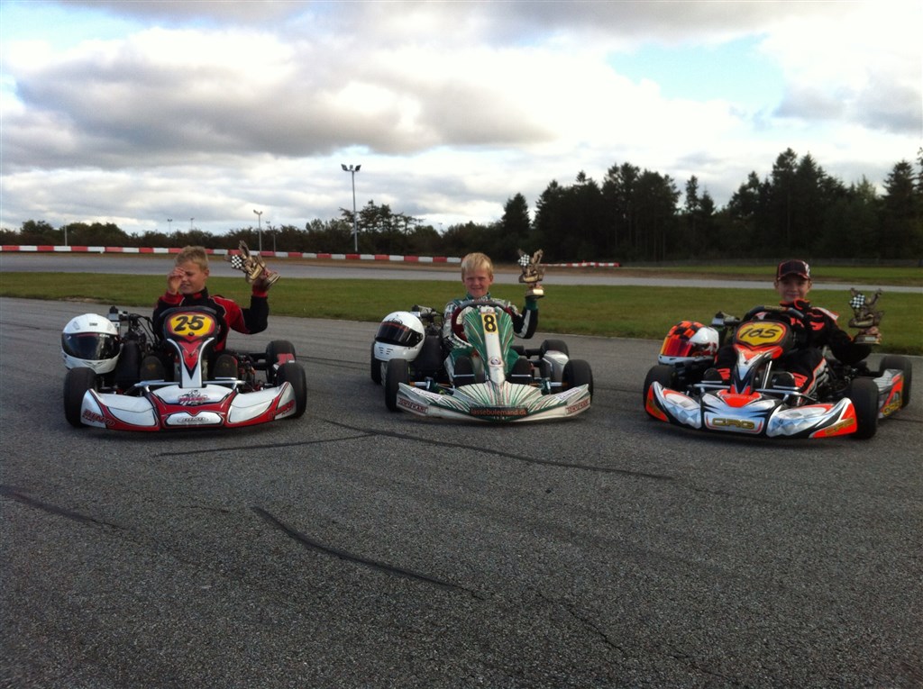 De 3 Rotax Micro vindere med pokaler efter DM finalen på Vojens Gokart center fra venstre Lucas Daugaard, Malthe Jakobsen og Mathias Dall
(Foto: Jacobsen Motorsport)